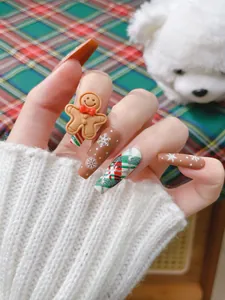 Détail de faux ongles de Noël avec bonhomme de pain d'épices 3D et motifs flocons