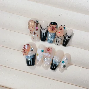 Uñas postizas artesanales tipo ataúd con diseños de carpincho 3D y cristales brillantes