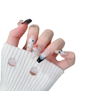 Uñas postizas artesanales tipo coffin con ositos, perlas y diseño de copos