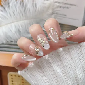 Handgefertigte Mandel-Kunstnägel mit Champagner-Cat-Eye-Effekt und 3D-Gold-Schmetterling