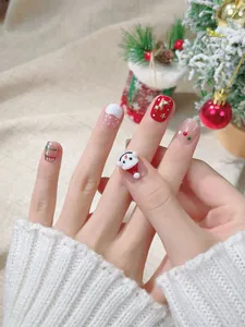 Nahaufnahme handgemachter Weihnachts-Nägel mit 3D-Schneemann und festlicher Glitzerkunst