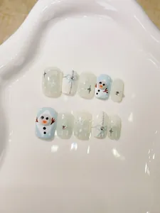 Detail van kerst plaknagels met 3D-sneeuwpop en blauw-witte sneeuwvlokken kunst