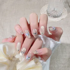 Faux ongles œil de chat champagne avec papillons 3D argentés et strass en forme de cœur