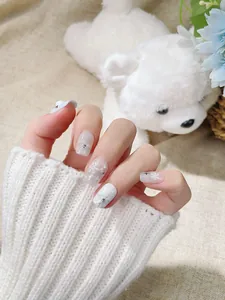 Gedetailleerd beeld van handgemaakte winternagels met zilveren vlokken en parels