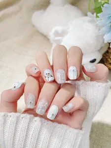 Macro-opname van kerstkunstnagels met schattige sneeuwpoppen en sneeuwvlokpatroon