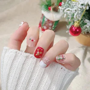 Handgefertigte Weihnachts-Kunstnägel mit rotem Design und goldenen 3D-Sternen