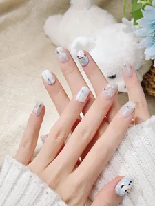 Detail van winterse kunstnagels met 3D-sneeuwpop en witte sneeuwvlokpatronen