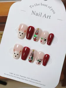 Detalle de uñas de Navidad con árbol 3D, alce pintado a mano y purpurina de estrellas