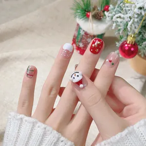Handgefertigte Weihnachts-Nägel mit 3D-Schneemann und festlichen rot-grünen Mustern