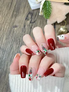 Uñas postizas detalladas de Navidad en rojo y rosa con diseños festivos hechos a mano