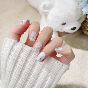 Winter sneeuwvlok kunstnagels met schattige blauw-witte sneeuwpop voor de kerstdagen