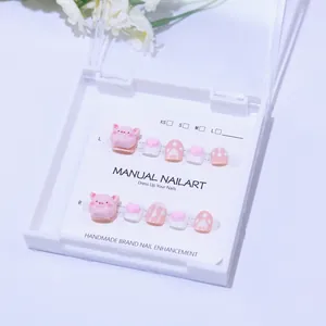 Handgefertigte rosa Cartoon-Schwein-Nagelsticker mit 3D-Herz und Pfotenabdruck