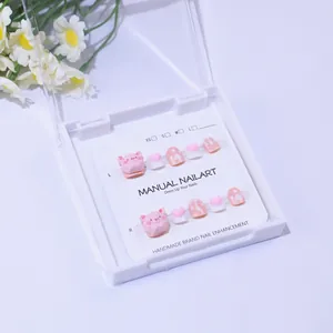 Handgefertigte Press-on Nails Set mit süßem rosa 3D-Cartoon-Schwein-Design und Herzmustern