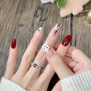 Uñas postizas navideñas con esmalte rojo y un lindo diseño de reno pintado a mano