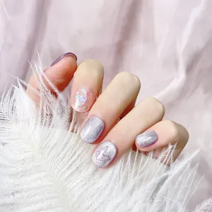 Unghie finte corte tonde lilla e glitter argento con decorazioni farfalla 3D
