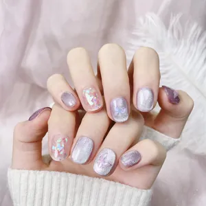 Unghie finte ovali corte cat-eye con glitter viola e farfalle su sfondo di seta