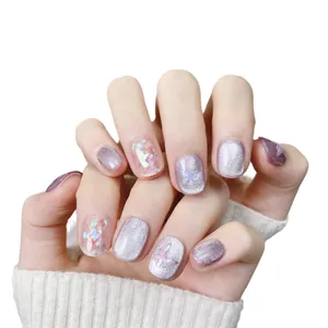 Unghie finte cat eye lavanda corte e tonde con farfalle 3D e glitter brillanti