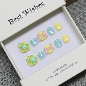 Lot de 10 faux ongles faits main pour enfants avec tortue 3D et nœud en coffret
