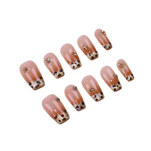 Faux ongles œil de chat léopard français avec dégradé ambre et petits strass brillants