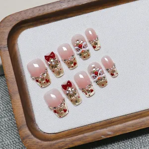 Detail handgefertigter künstlicher Nägel mit rosa Verlauf, Goldglitzer und 3D-Löwentanz