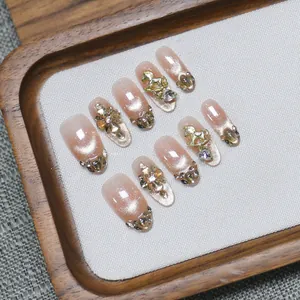 Unghie finte fatte a mano effetto cat-eye rosa con ciondoli a cavallo e cristalli