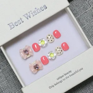 Faux ongles faits main rose cerise et blanc avec fleurs 3D dans une boîte cadeau