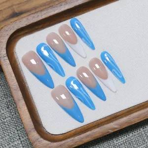 Unghie finte artigianali a mandorla lunga con punte french blu e bianche e motivi a spirale