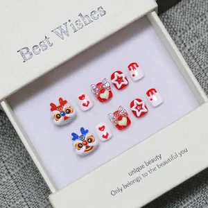 Faux ongles courts avec motif danse du lion en 3D et designs rouges dans un coffret