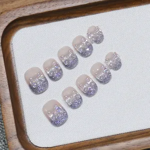 Set di unghie press-on fatte a mano con fiocchi 3D e sfumatura di glitter viola