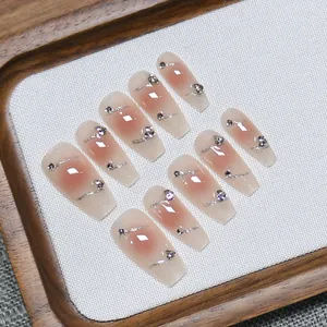 Rosafarbene Blush-Fingernägel zum Aufkleben mit silbernem Glitzer und Diamanten