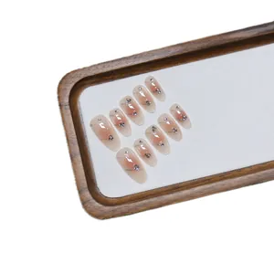 Rosa Ombré Kunstnägel mit silbernen Glitzerlinien und Strasssteinen auf Display