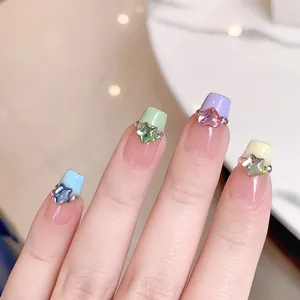 Faux ongles faits main avec pointes French macaron et pierres précieuses 3D en forme de cœur
