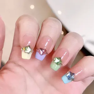 Faux ongles macaron courts avec breloques laser 3D cœur étoile et strass