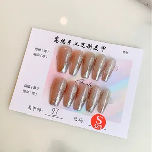 Handgefertigte Cat-Eye-Nägel in Altrosa-Verlauf mit silbernem Schimmerglanz