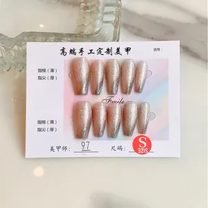 Handgefertigte Cat-Eye Press-On Nägel in elegantem Bohnenpasten-Farbton mit glitzerndem Verlauf