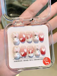 Détail de faux ongles faits main avec lapins 3D et motifs cœurs dans une boîte taille S