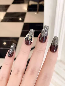 Dettaglio unghie bordeaux a forma di bara con farfalla 3D e glitter argento sfumato