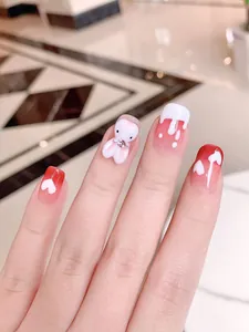 Détails de faux ongles faits main avec lapin 3D et motifs de cœurs roses et rouges