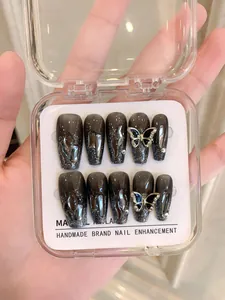 Macro di unghie fatte a mano con effetto cat-eye grigio scuro e farfalle 3D decorative