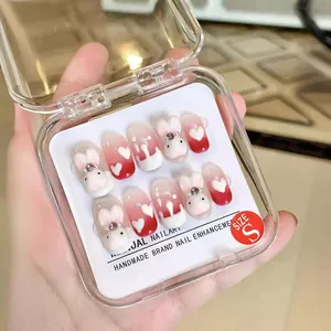 Faux ongles faits main avec lapins 3D et breloques cœur sur dégradé de rose
