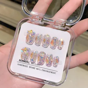 Uñas postizas hechas a mano con purpurina aurora y lentejuelas en caja de regalo
