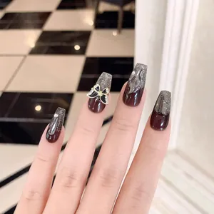 Unghie finte fatte a mano sfumate bordeaux e glitter argento con farfalle 3D