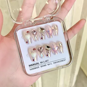 Faux ongles faits main style mocha heart avec gemmes 3D et finition nacrée brillante