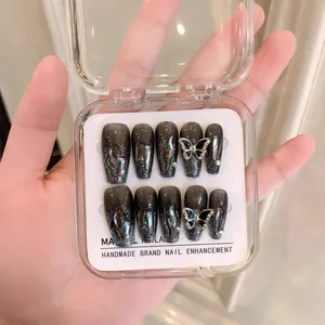 Unghie finte artigianali nere cat-eye con farfalle 3D e finitura glitter scintillante