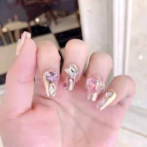 Faux ongles faits main mocha heart avec finition aurore irisante et strass brillants