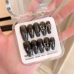 Unghie finte fatte a mano effetto cat eye con farfalle e glitter argentati, set da 10