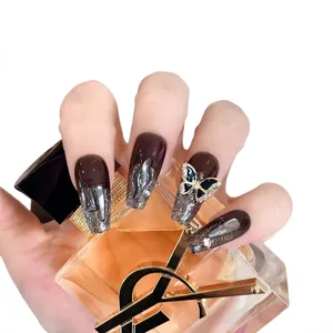 Unghie finte marroni fatte a mano con glitter argento e decoro a farfalla
