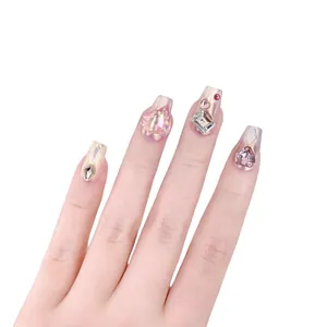 Faux ongles faits main forme ballerine avec strass cœur mocha et fini perlé