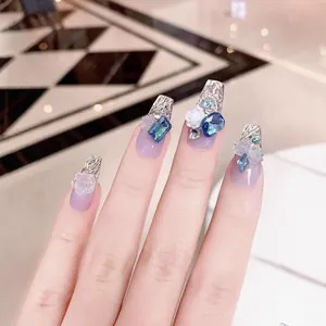 Uñas postizas azul degradado con rosas de hielo 3D y cristales brillantes de lujo