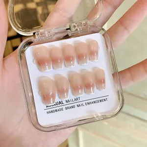 Handgefertigtes Kunstnägel-Set mit elegantem rosa Farbverlauf und weißen French-Tips